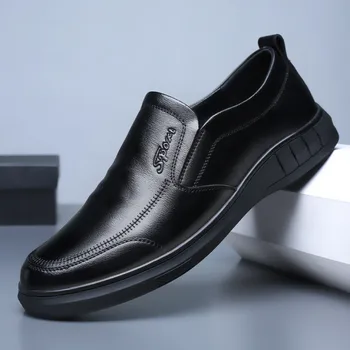 Новая кожаная обувь для мужчин Черная классическая мужская повседневная обувь Слипоны с мягким дном с круглой головкой Мужская обувь для вождения Деловые лоферы